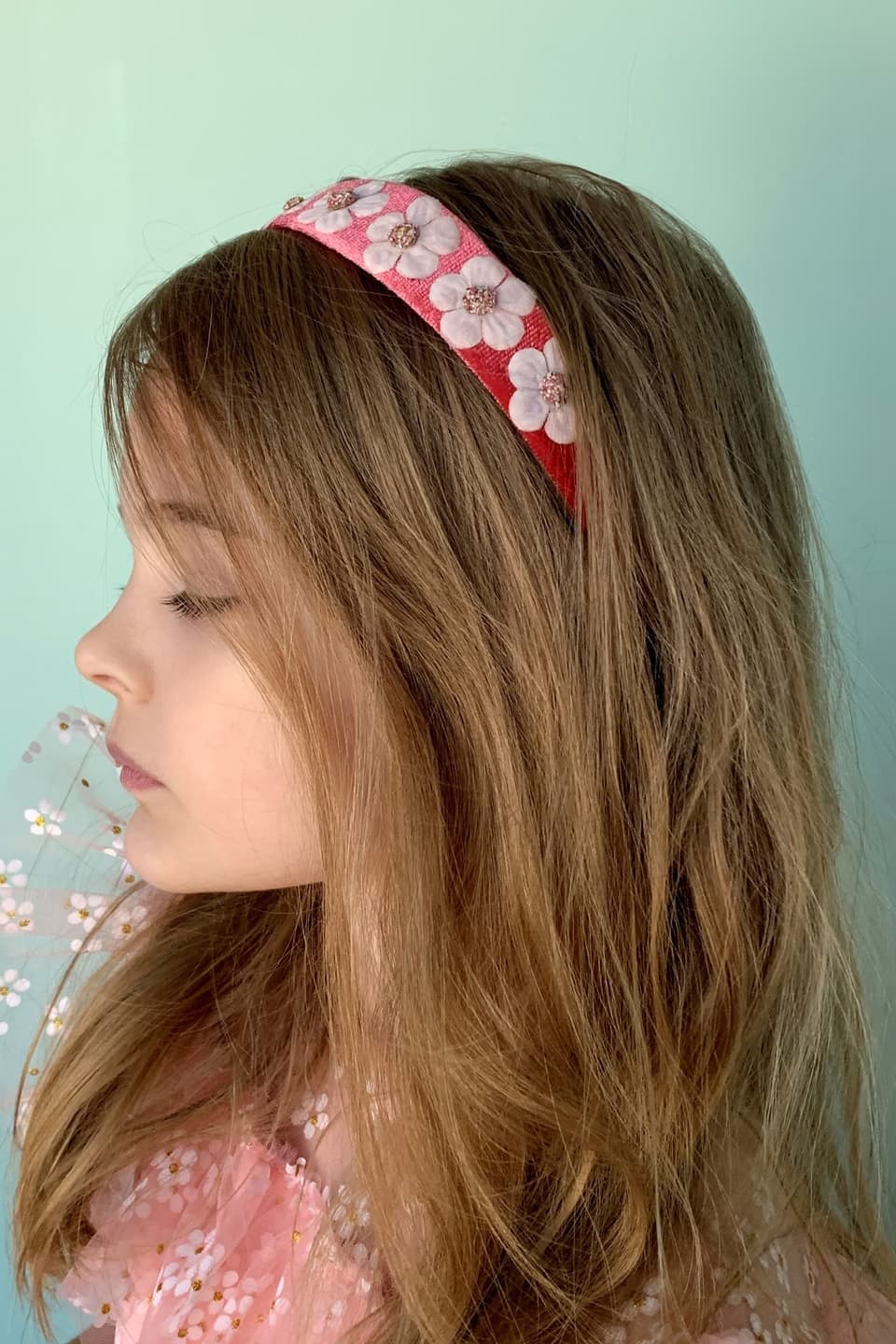 Diadema roja con flores