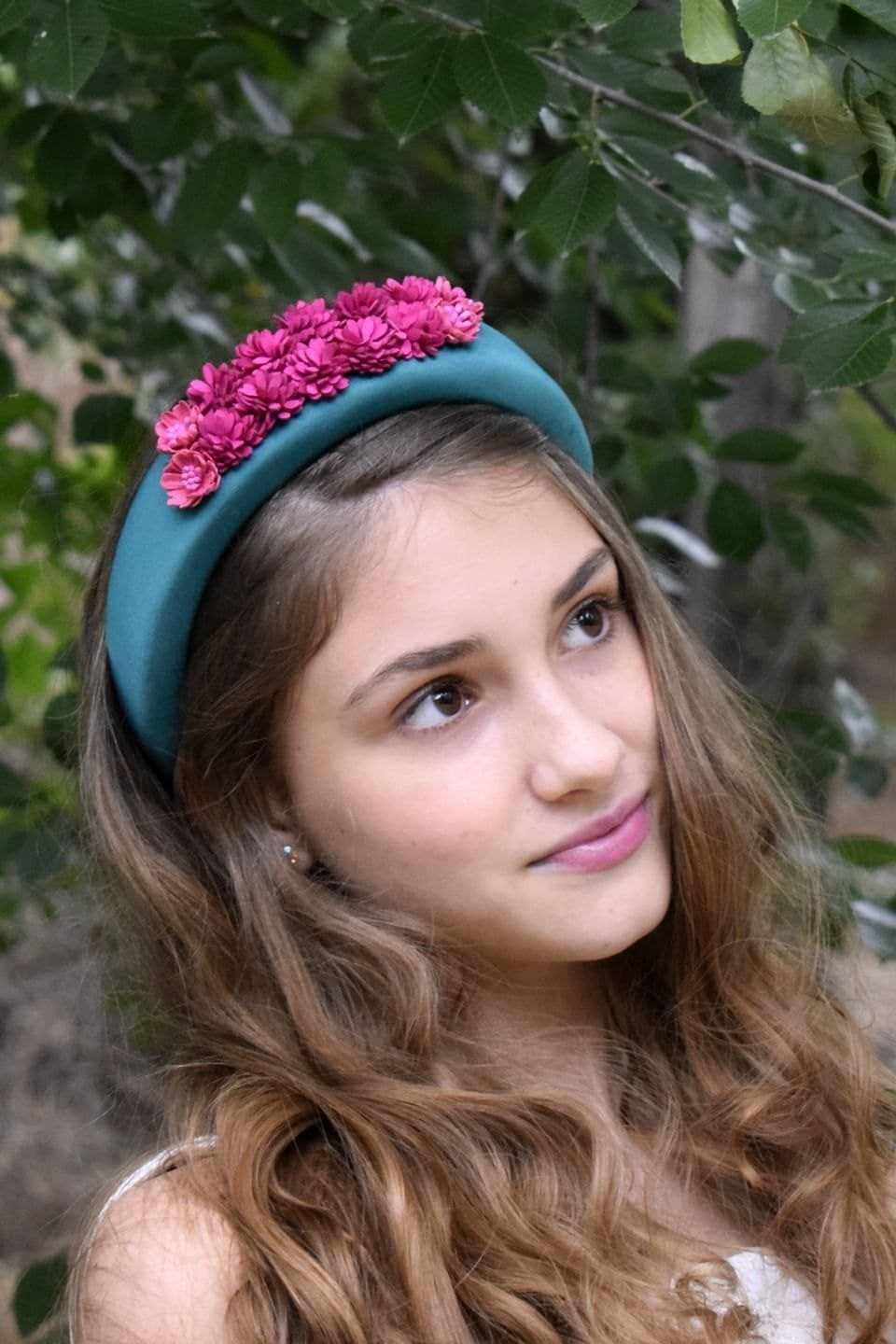 Diadema verde con flores grandes