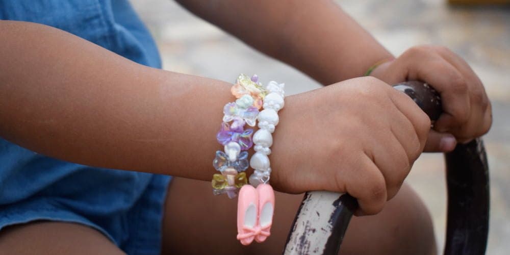 Pulsera de perlas con zapatillas de ballet
