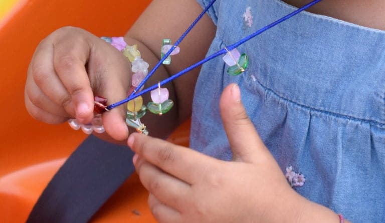 Pulseras de abalorios en el columpio